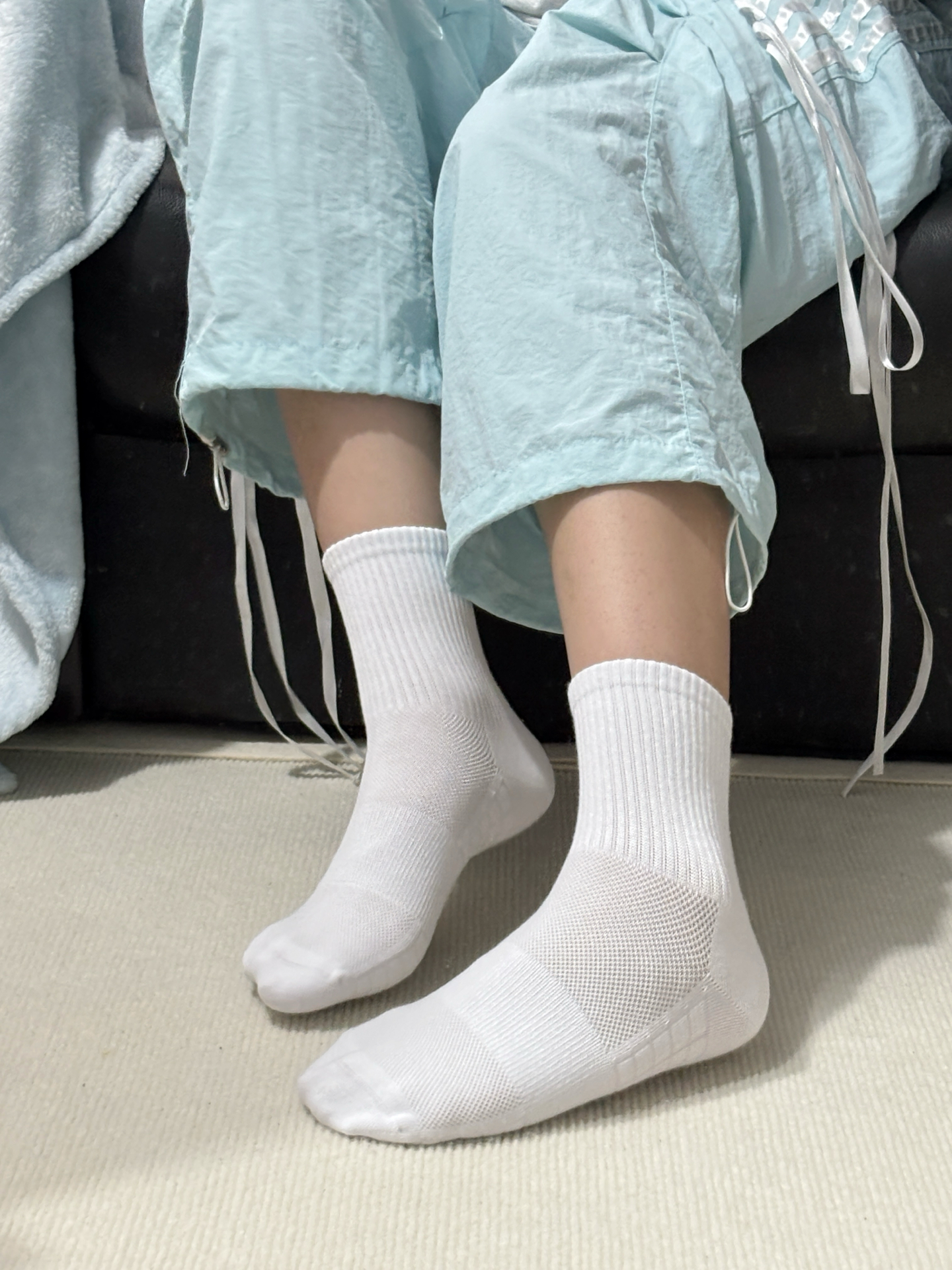 会闷脚不容易臭脚,还不易起球✨
纯色系袜子真的很简约百搭✔️