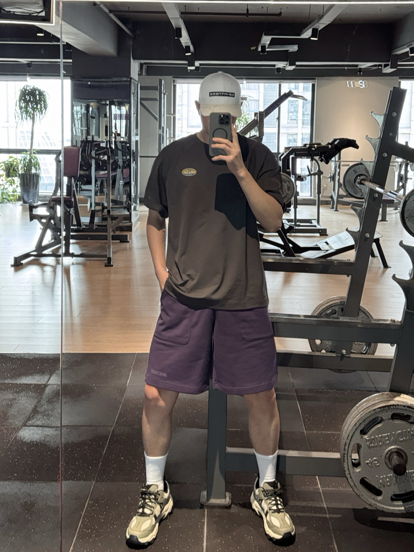 碰撞出不一样的帅😻
再穿一双运动鞋 妥妥滴大帅哥!