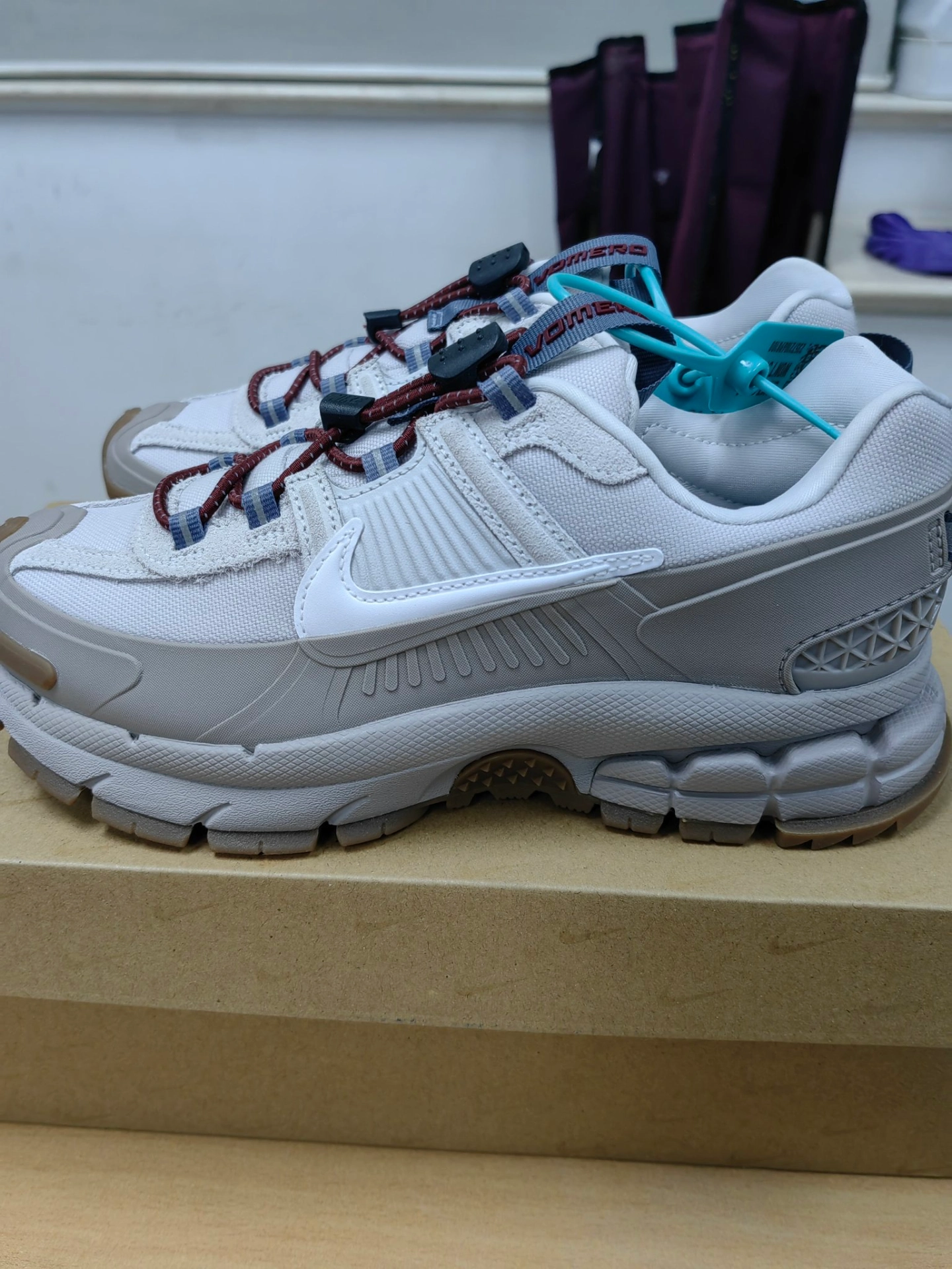 custom review-Nike ZOOM VOMERO ROAM Устойчивый к истиранию Дышащий Низкий Топ Повседневные Тренировки Городские Кроссовки для Коммутирования Беговые Кроссовки Унисекс Экрю