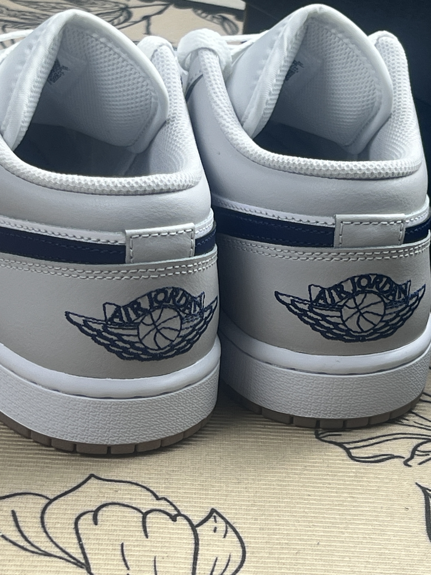 经典的aj1 low鞋型,后跟的飞翼logo若隐若现,属于那种越看越顺眼的