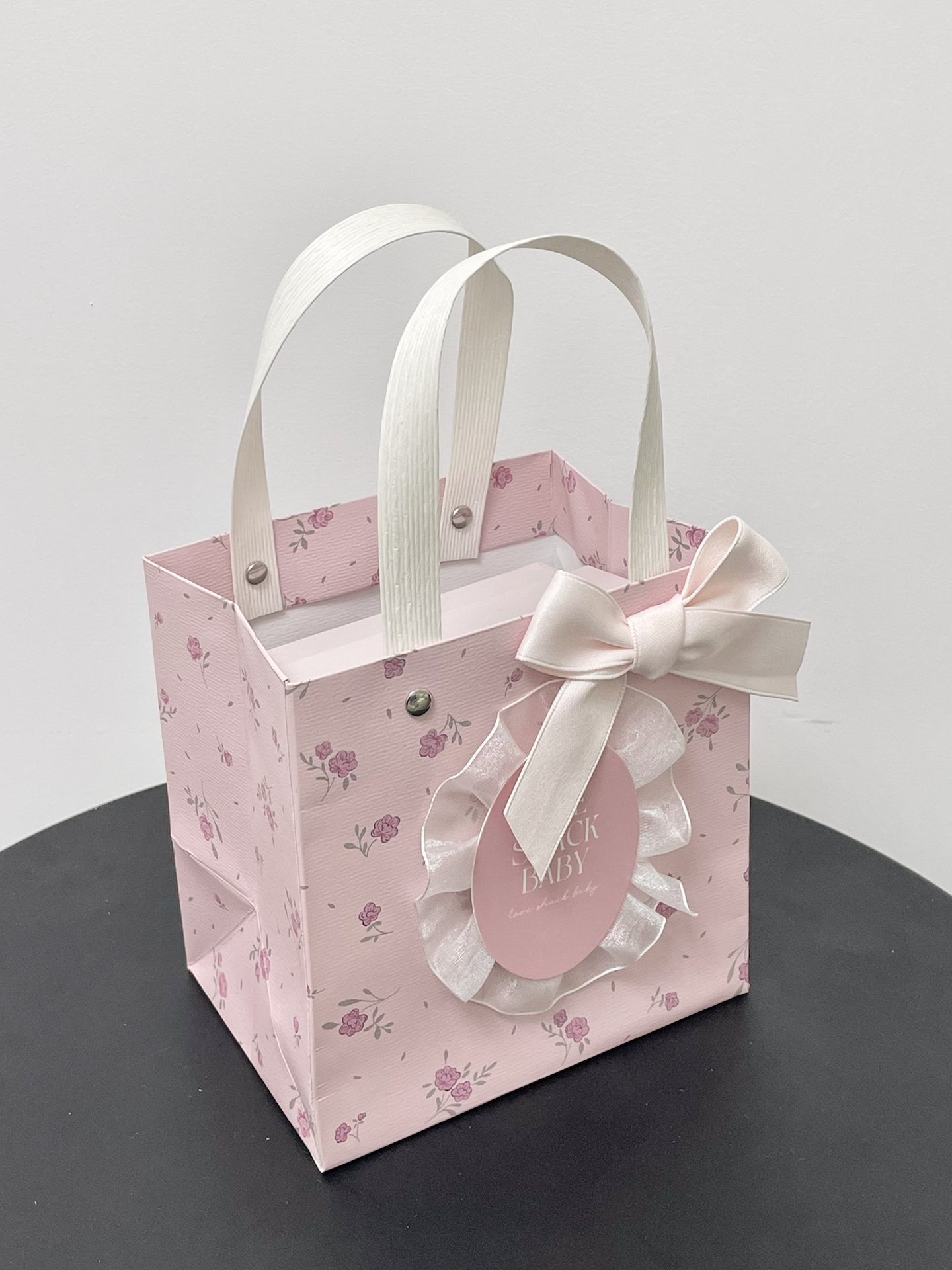 是介个木柯诗的甜茶少女礼盒呀
粉粉嫩嫩的蝴蝶结包装,好漂亮
里面有