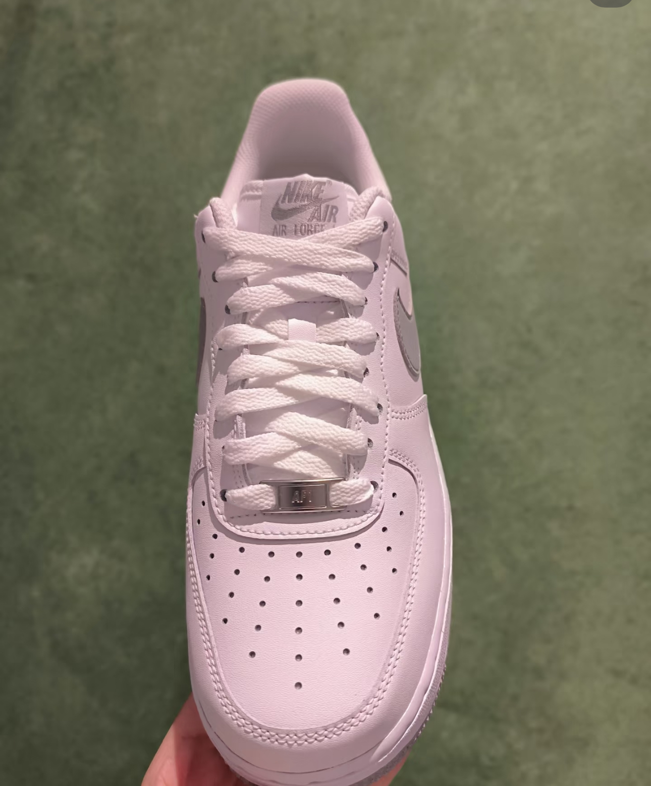 耐克空军一号白灰 
灰色勾✅空军一号,永不过时❗️
nike air