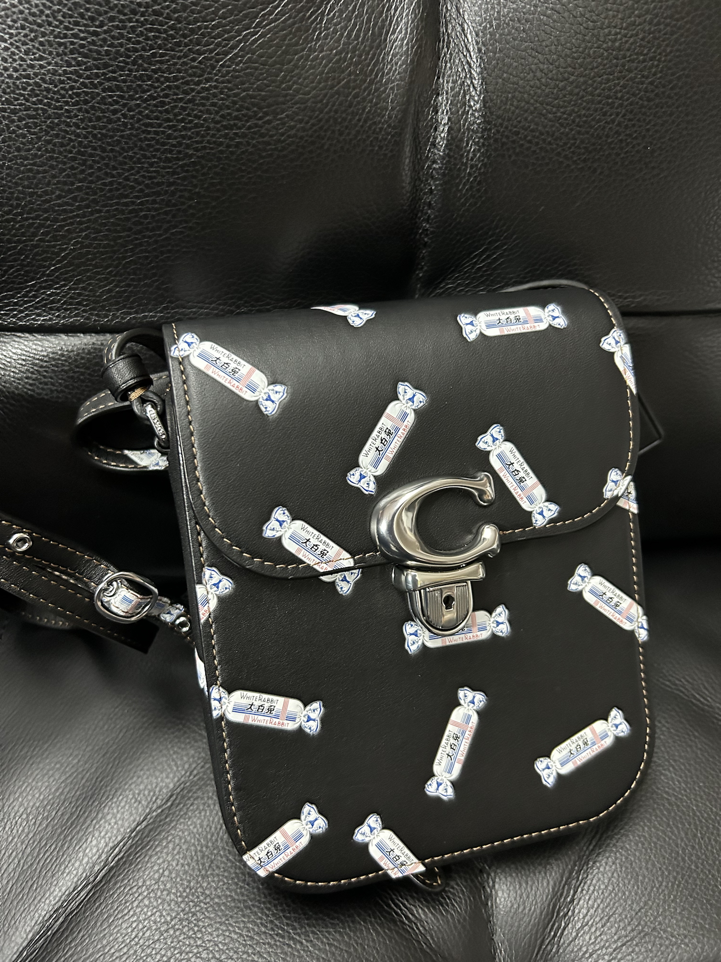 甜酷风coach 联名大白兔奶糖