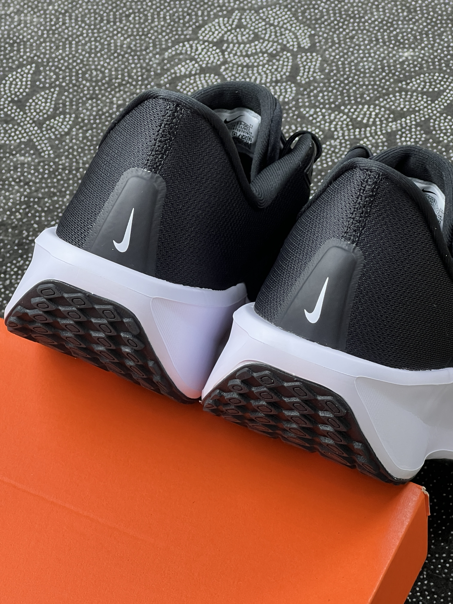 给大家分享下我最近超爱的耐克 quest 6 跑步鞋~鞋面采用网面材质