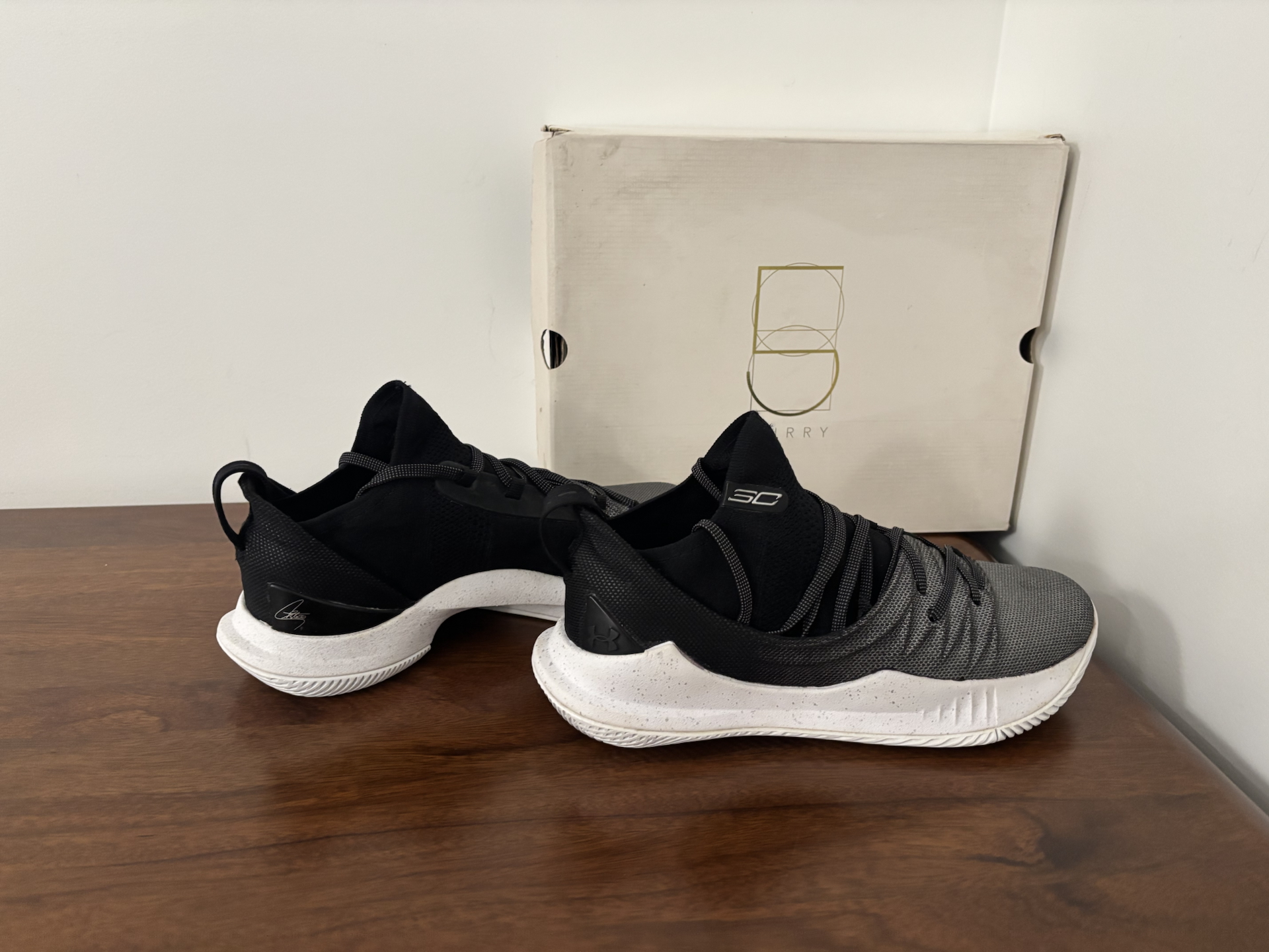 18年西决g4,库里曾上脚了本款球鞋
黑白灰的球鞋配色在日常的话还是