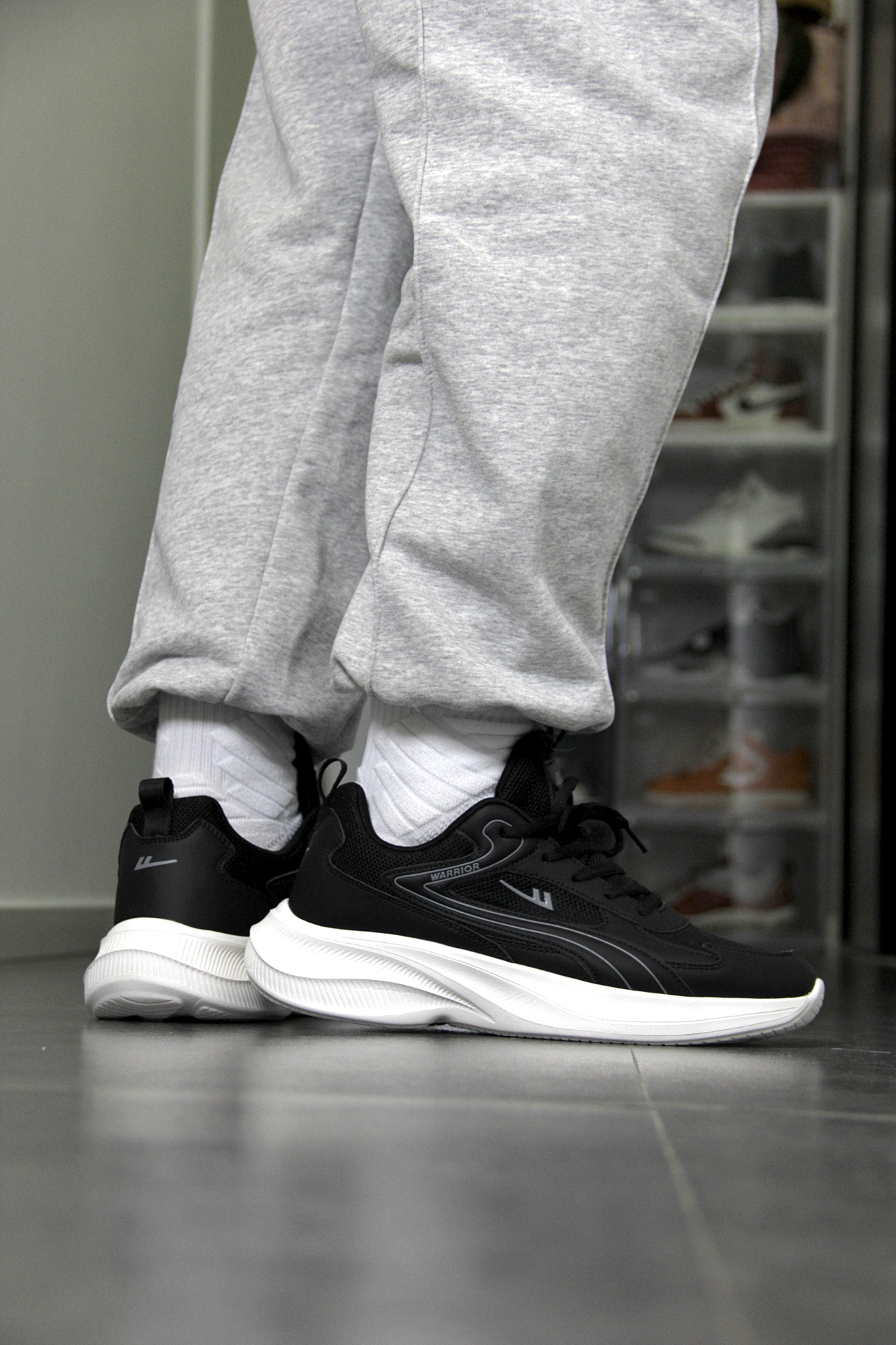 中底的材质很软,踩💩感十足
黑白经典配色,百搭时尚,运动休闲两不误