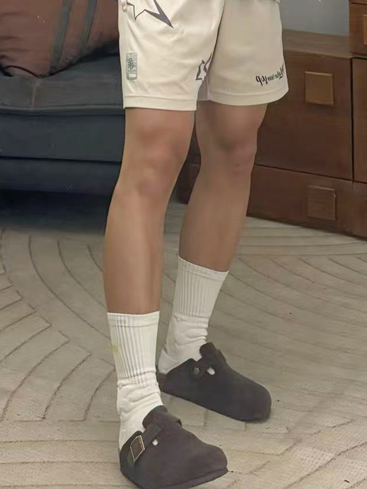 低成本变帅!黑皮男生是怎么给腿做防晒的