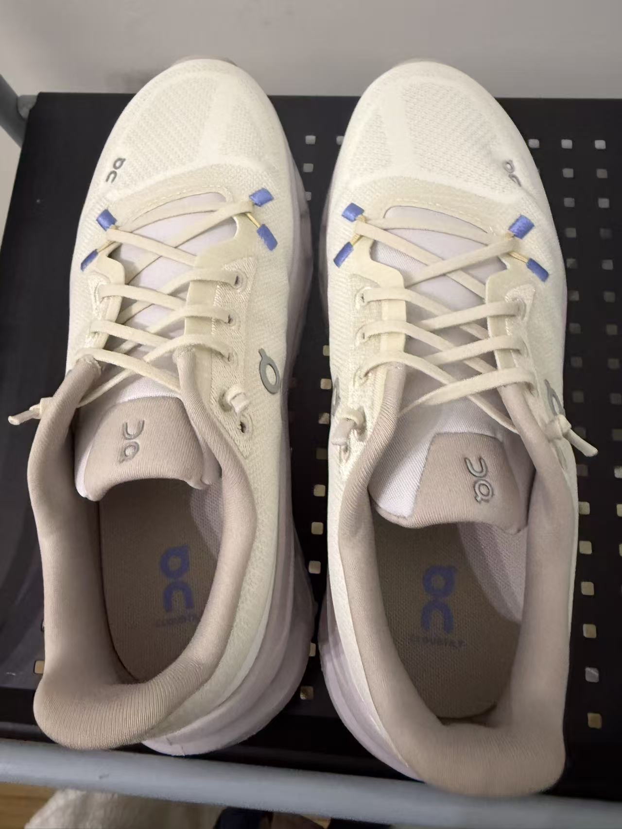 custom review-On CLOUDTILT Дышащая Поддержка Низкий Топ Повседневные Беговые Кроссовки Женские Бежевый Фиолетовый