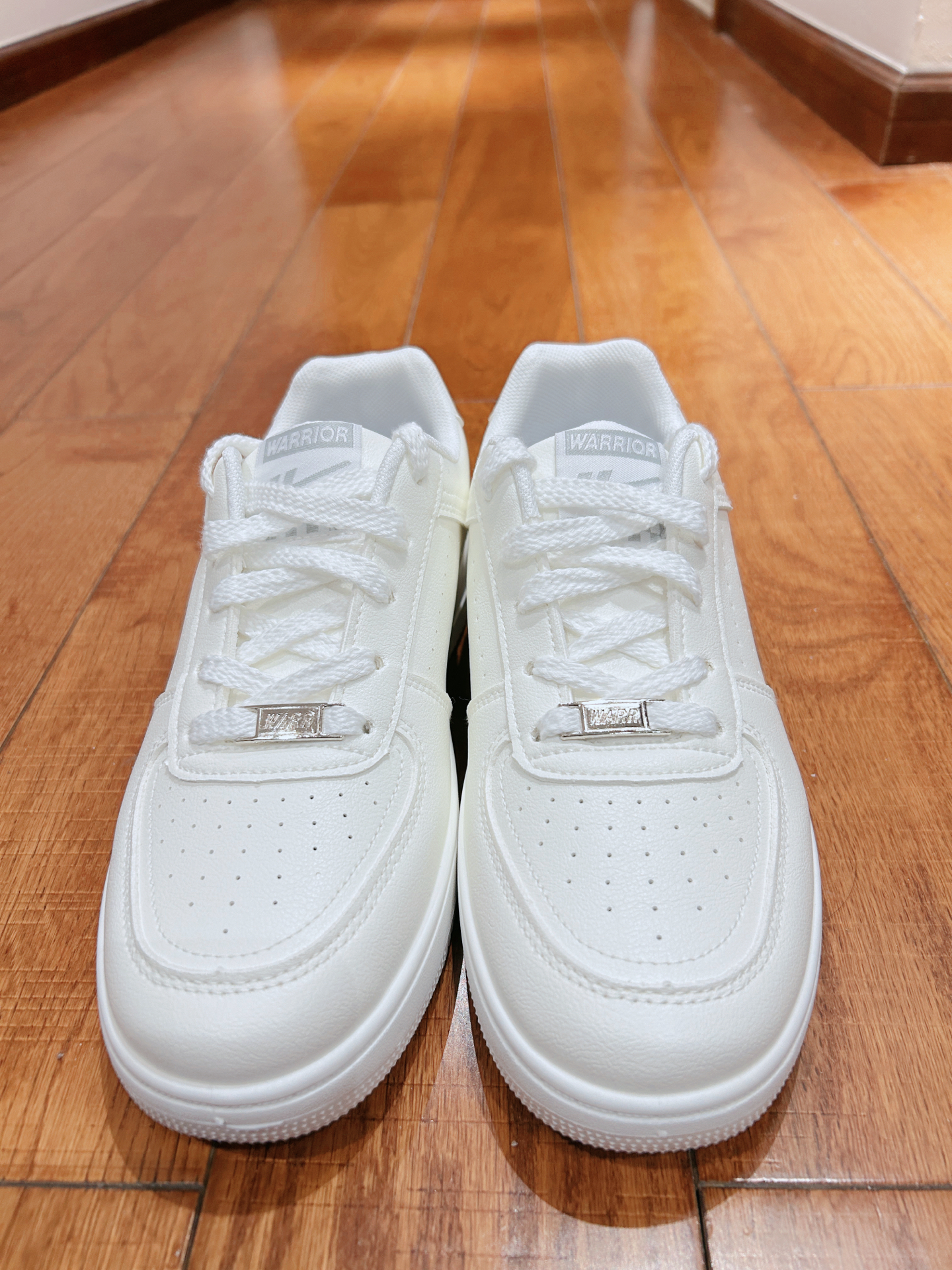 永不过时的时尚单品:经典全白小白鞋