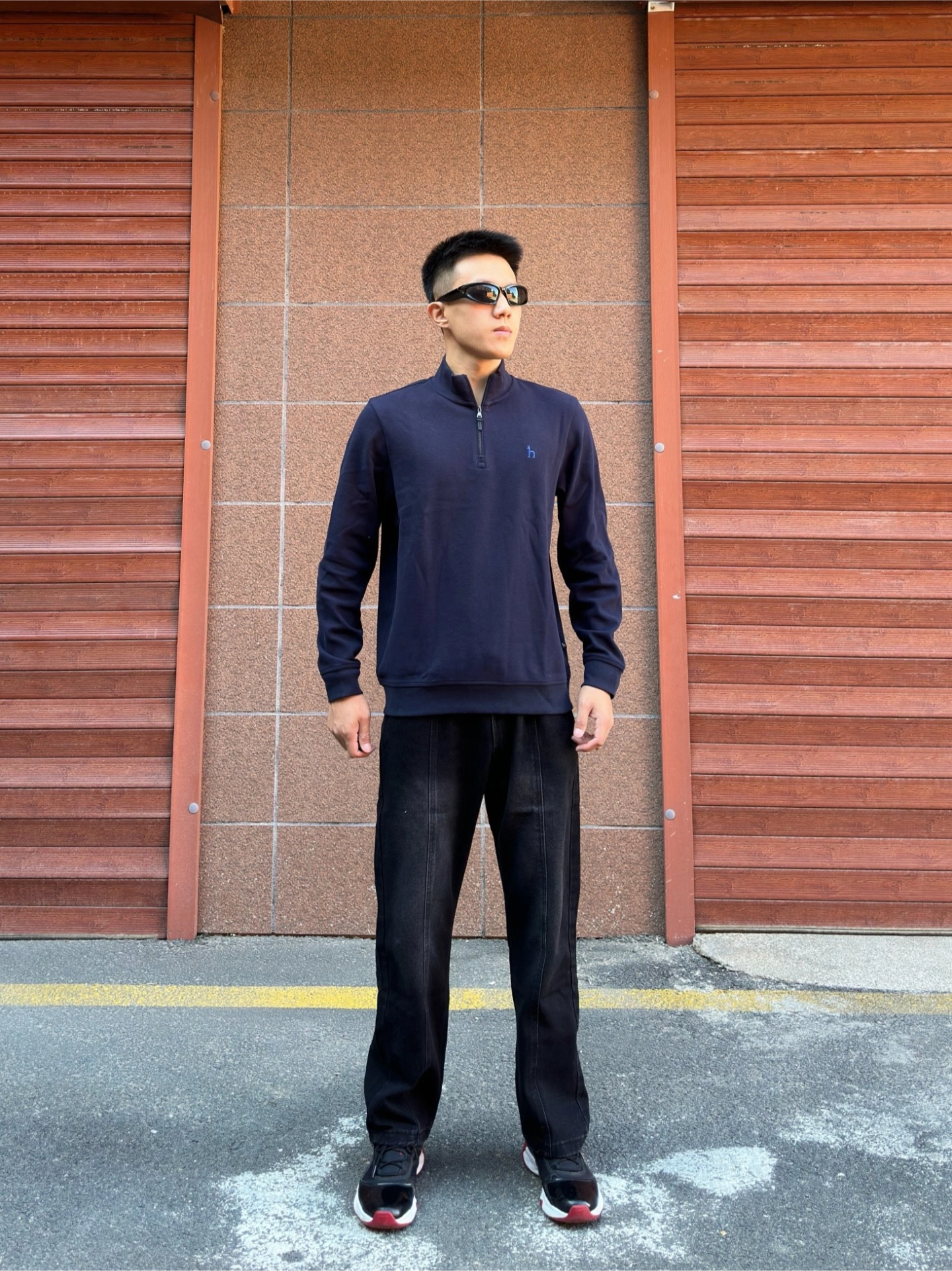 👖#北极熊 polar bear 牛仔裤
​我的这条水洗做旧的黑灰牛仔裤