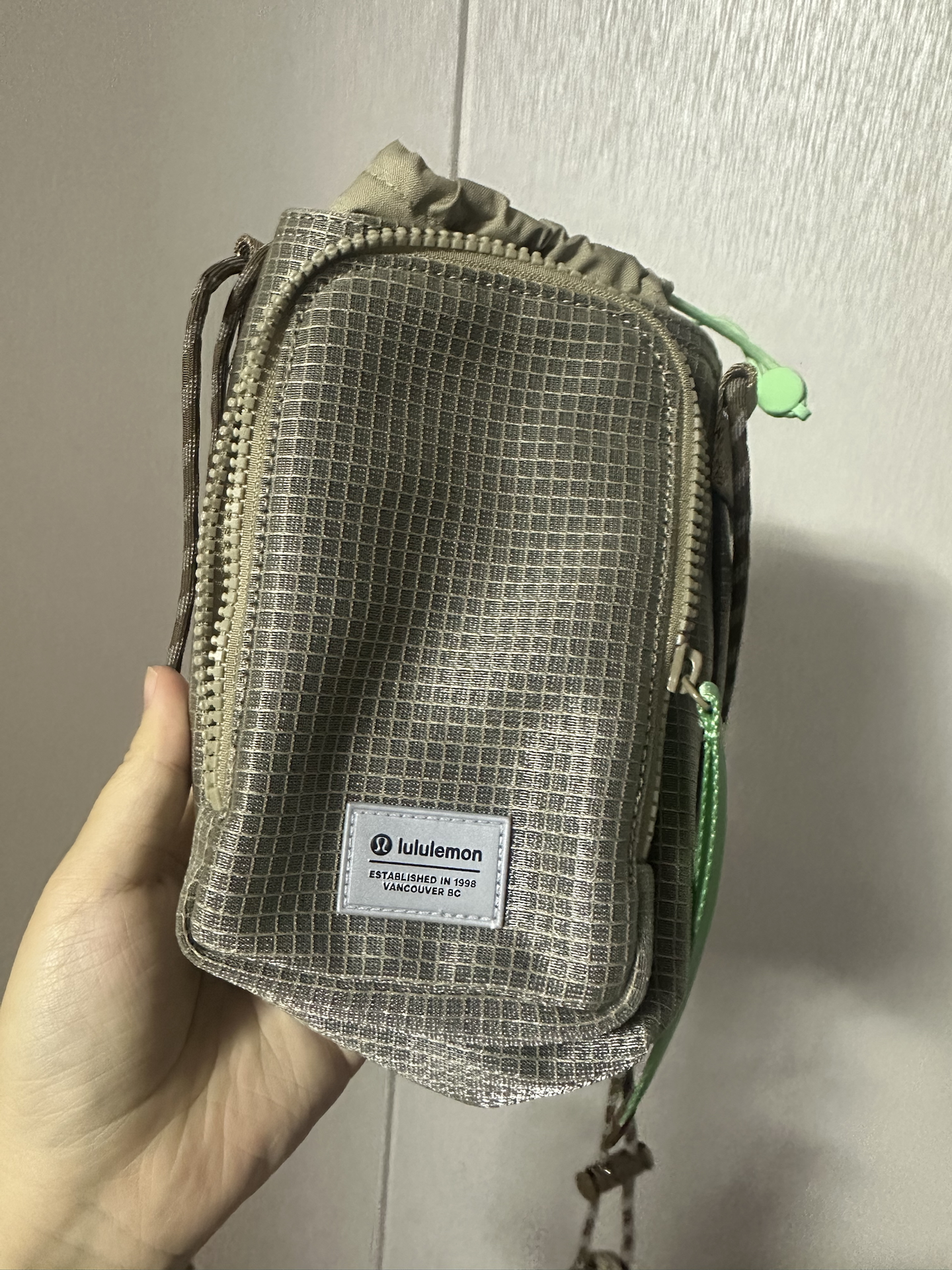 custom review-Lululemon Цветовые блоки Водяная бутылка Сумка через плечо Унисекс Цвет дуба Коричневый Мокко Лаймовый Желтый Зеленый