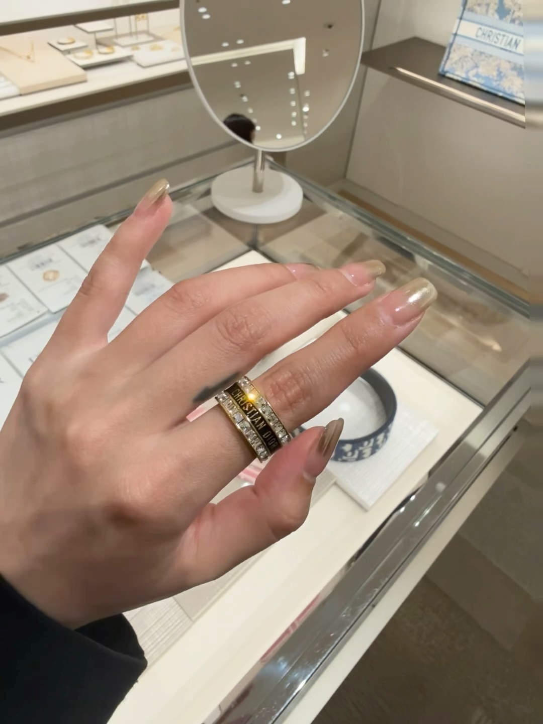 差不多50码左右 dior迪奥 密镶白色仿水晶设计 金属 戒指 女款 金色