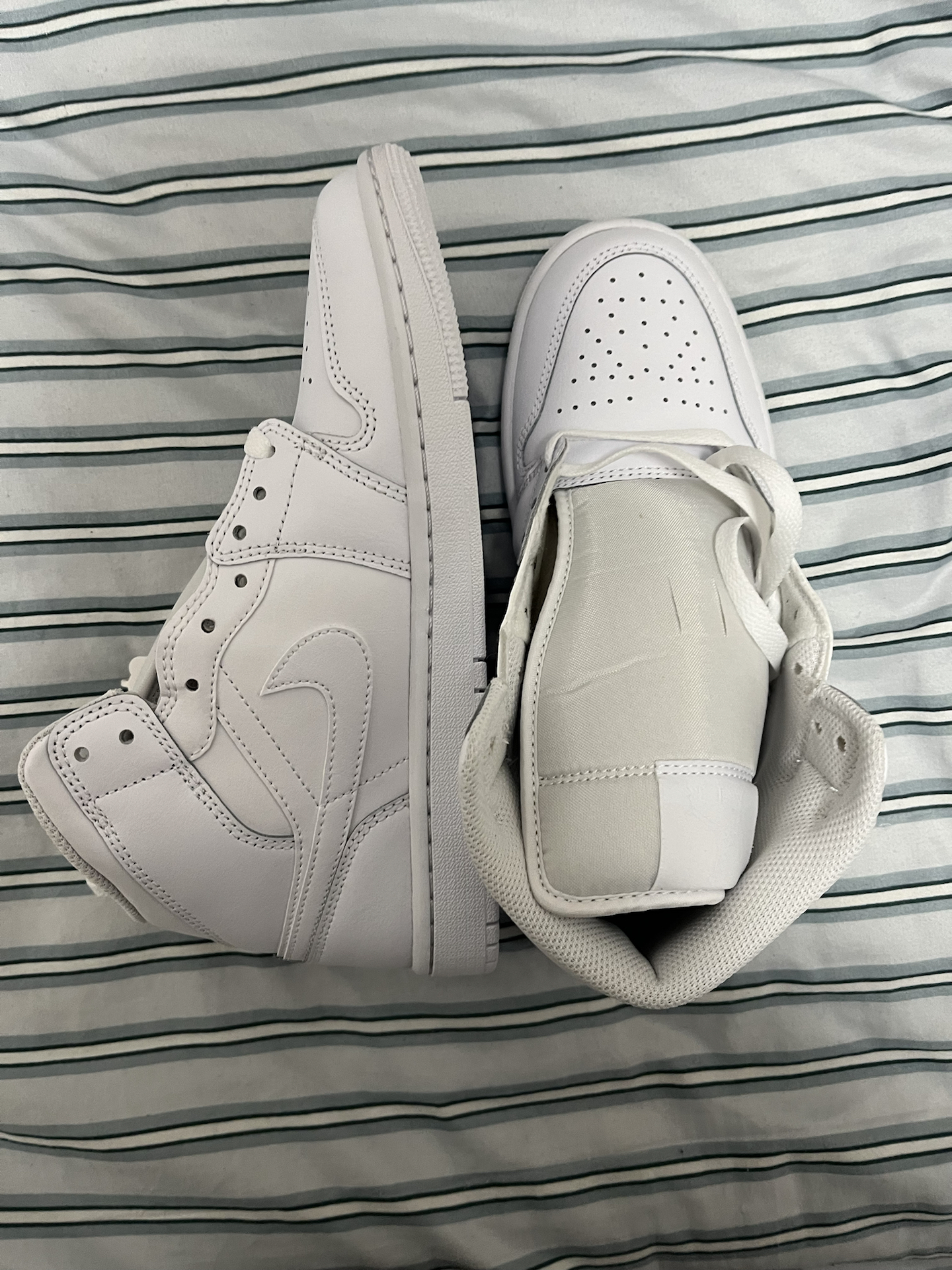 aj1 高帮纯白,纯的像个小学生