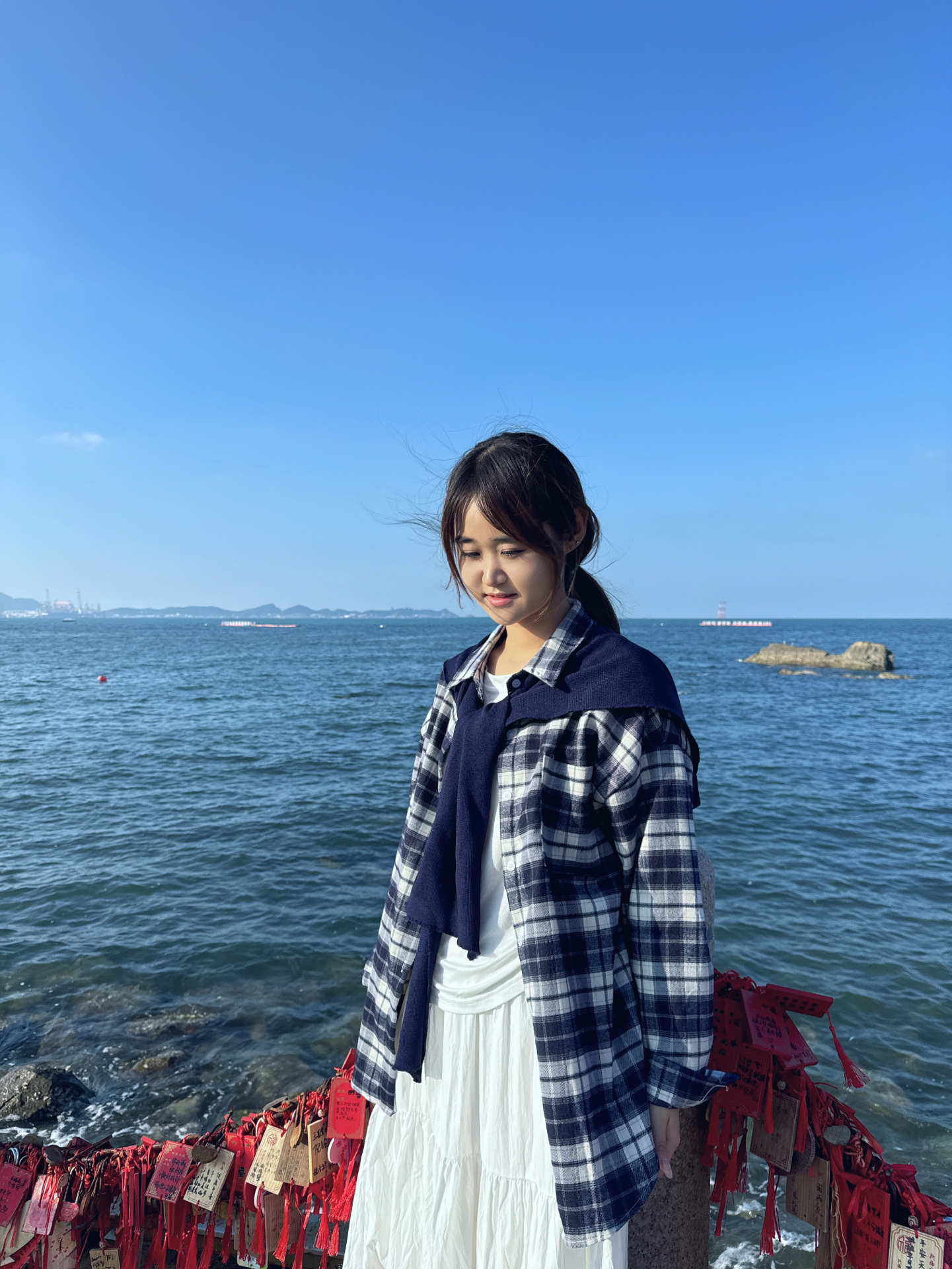 蓝色格子衫与大海的搭配十分完美
不光适合去海边,日常穿着很百搭哦