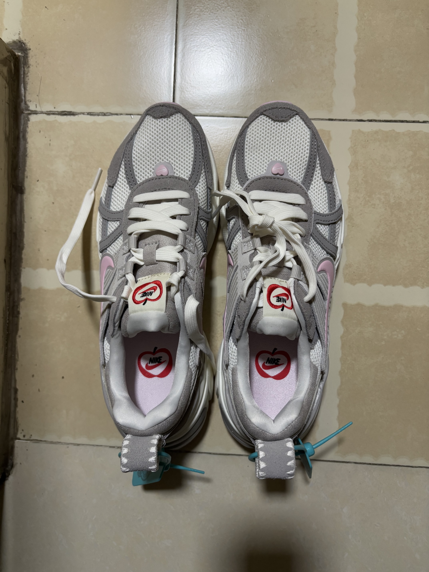 custom review-Nike V2K Run Slip-resistant Abrasion-resistant Low Top Беговые кроссовки Женские Белый Серый Розовый