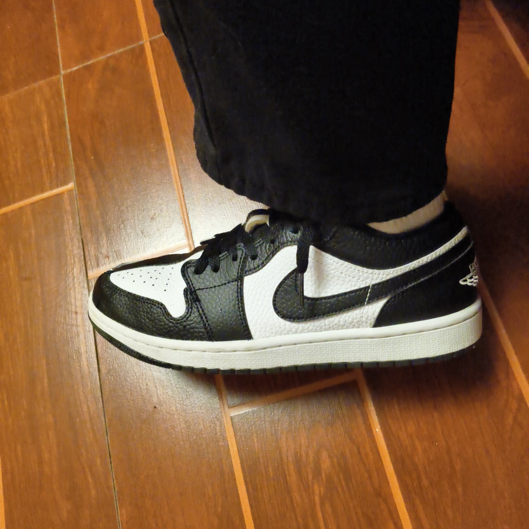 how to tell if black cement 3s are fake