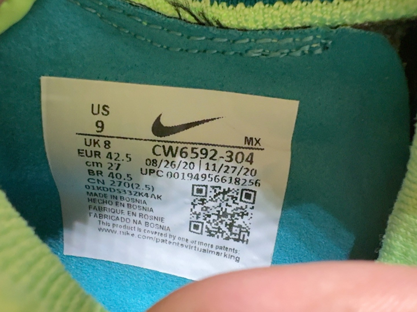 nike shoes with green tag