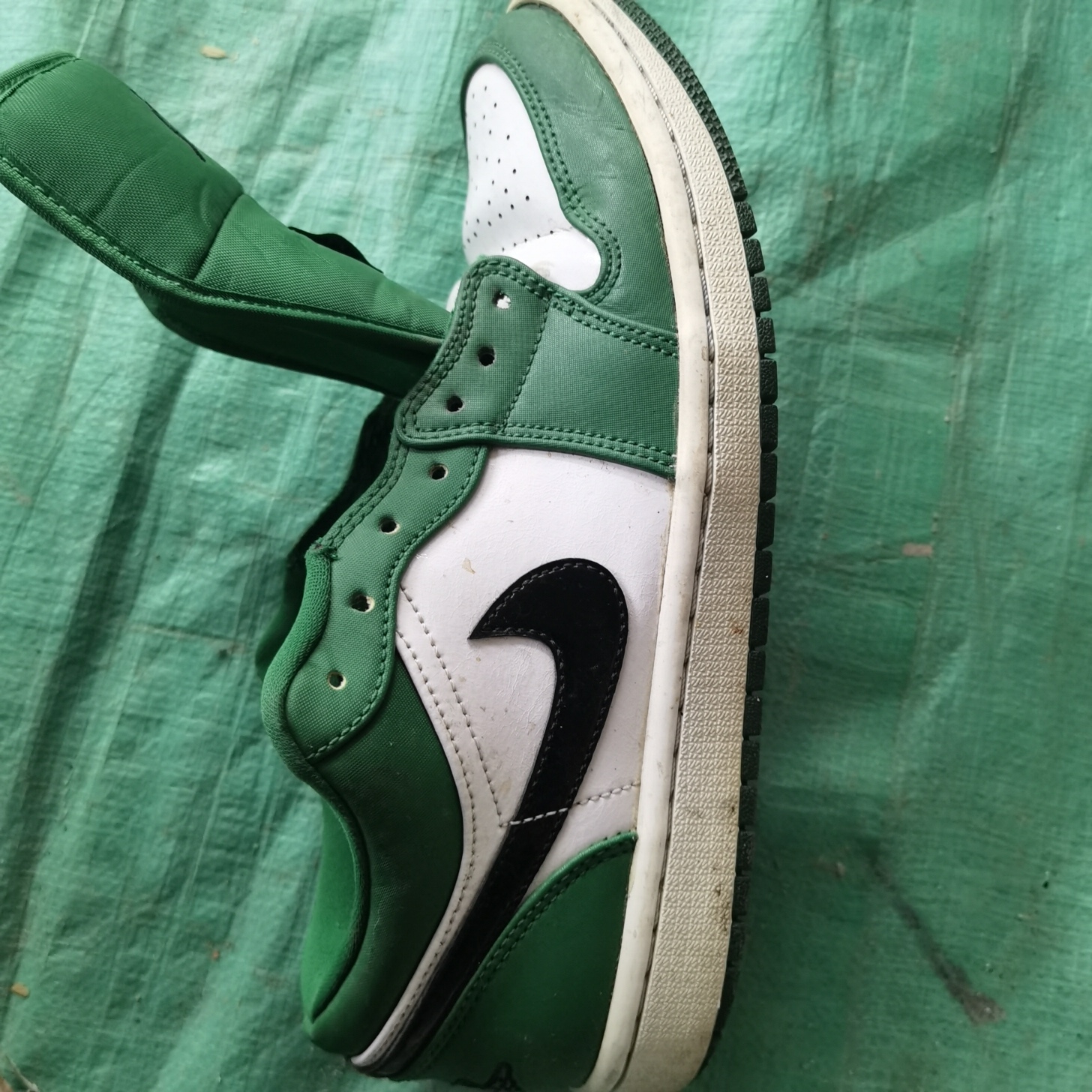 how to spot fake jordan 1 pine green