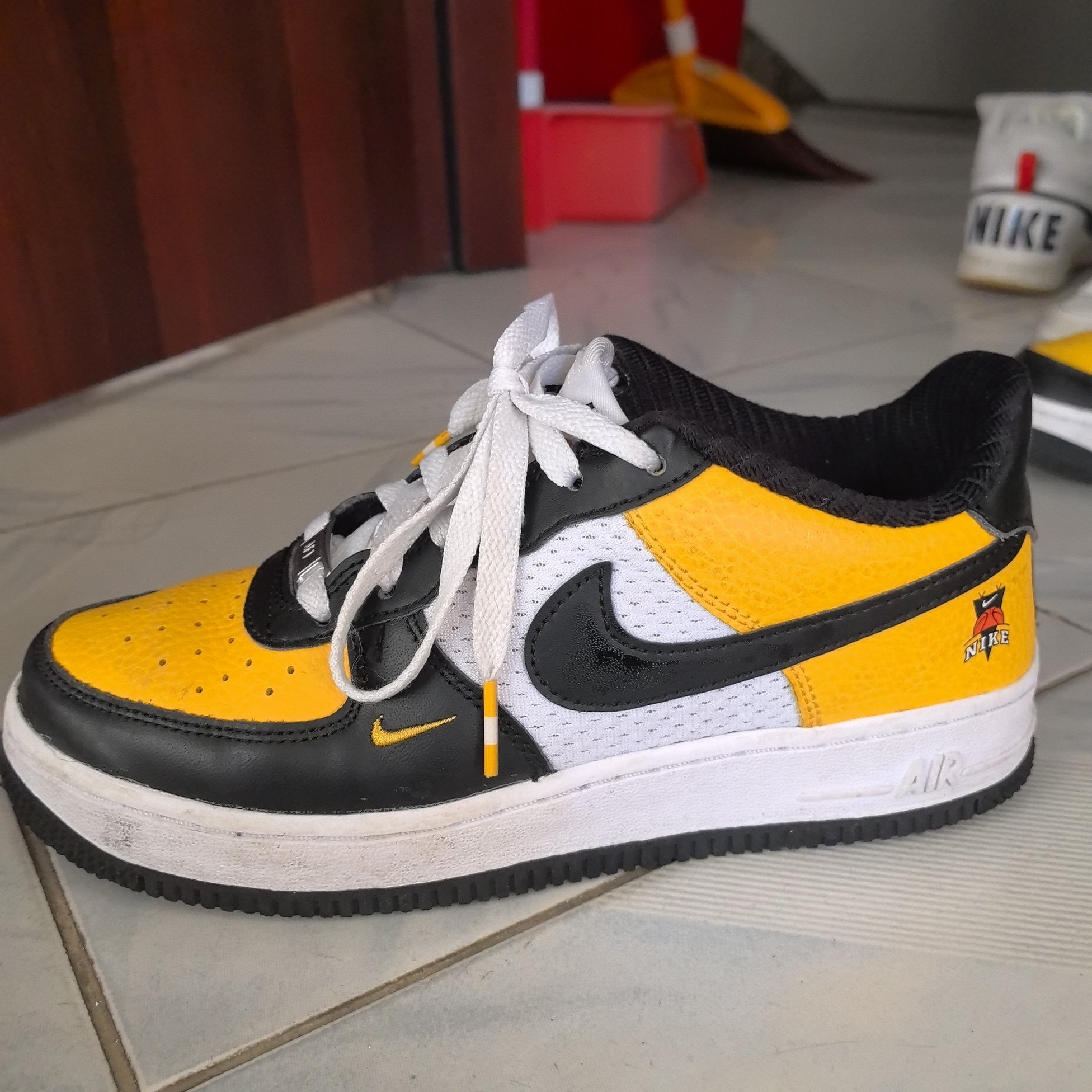 nike yellow check
