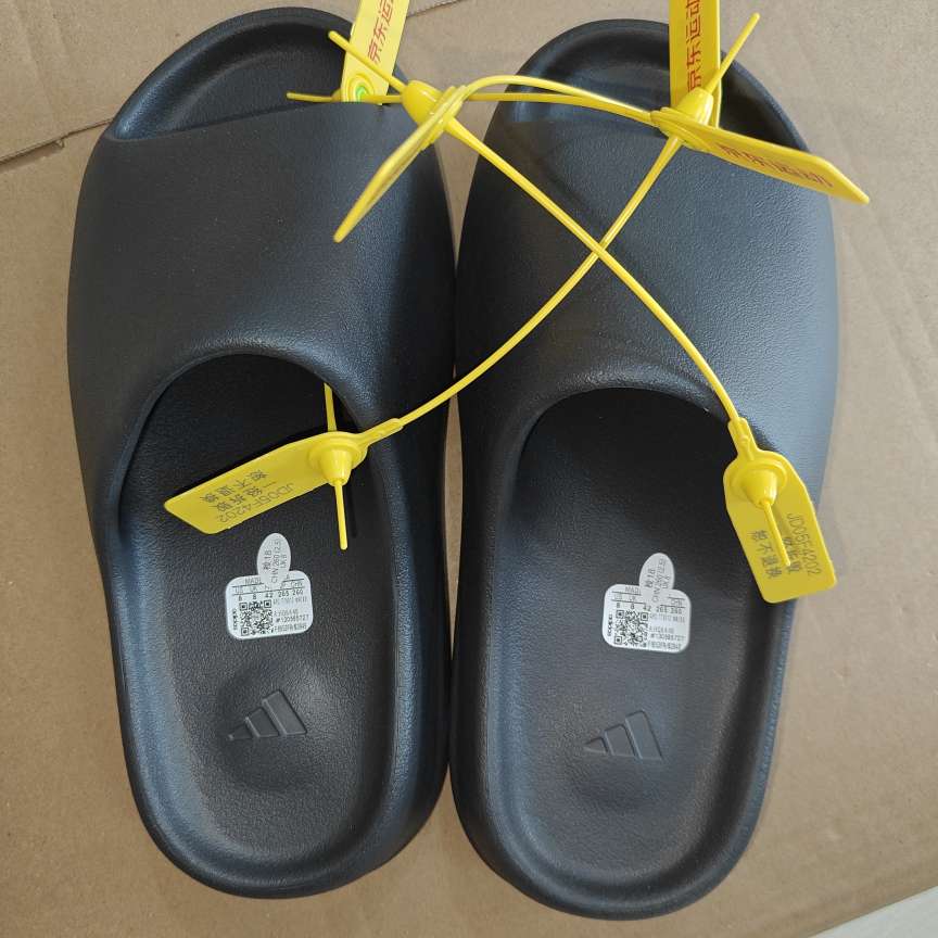 yeezy slippers fake