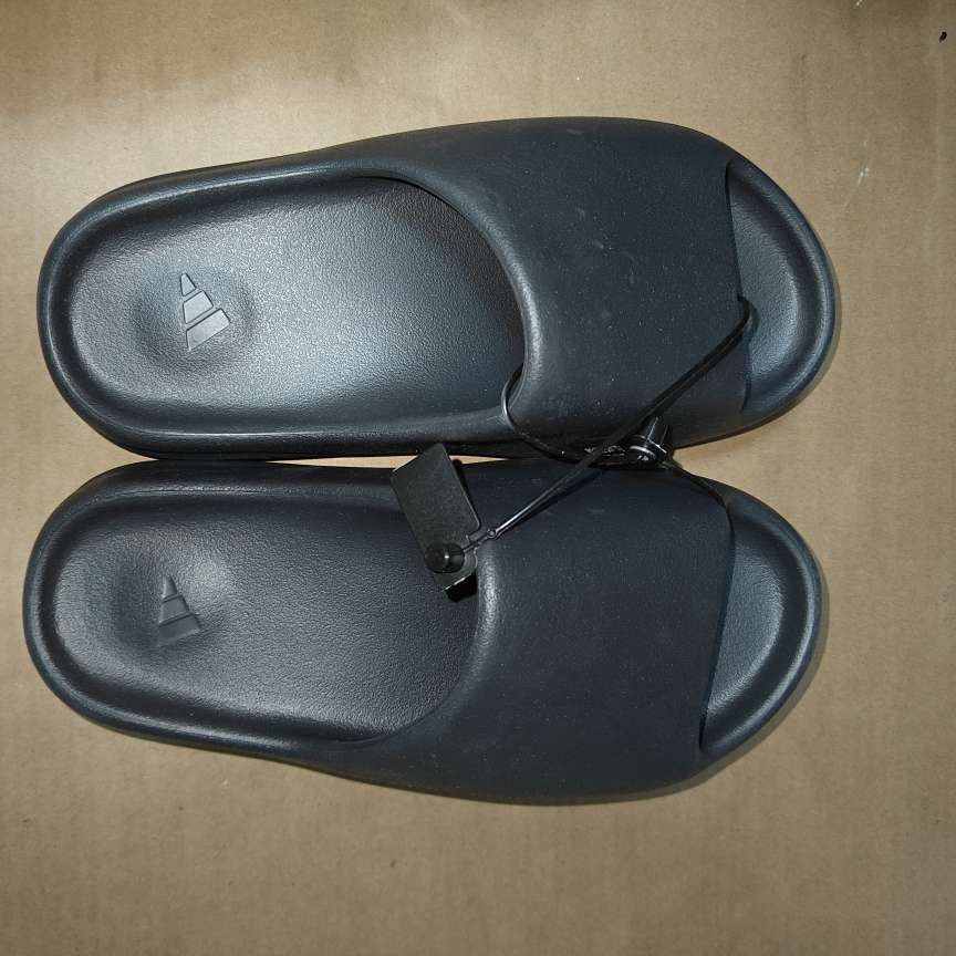 black yeezy slides fake