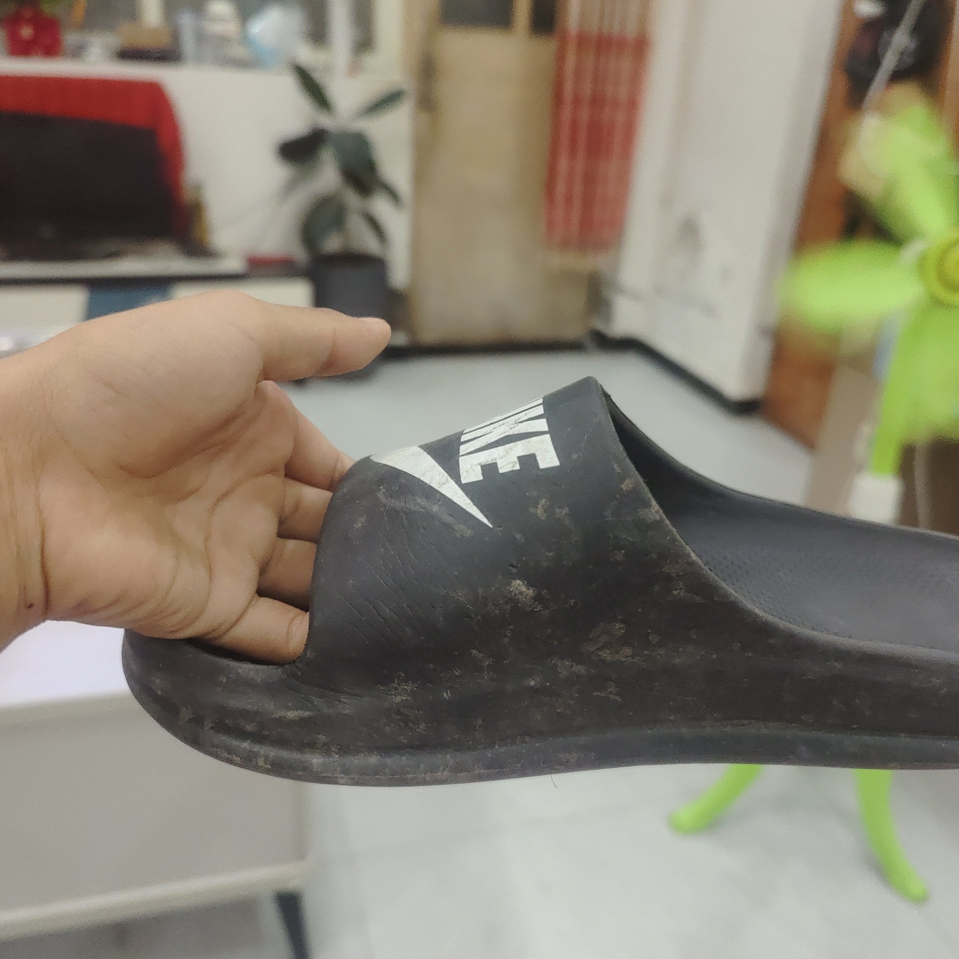 how to identify original nike slippers