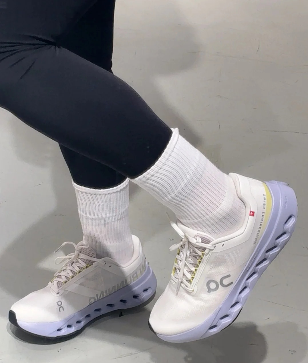 custom review-On CLOUDTILT Дышащая Поддержка Низкий Топ Повседневные Беговые Кроссовки Женские Бежевый Фиолетовый