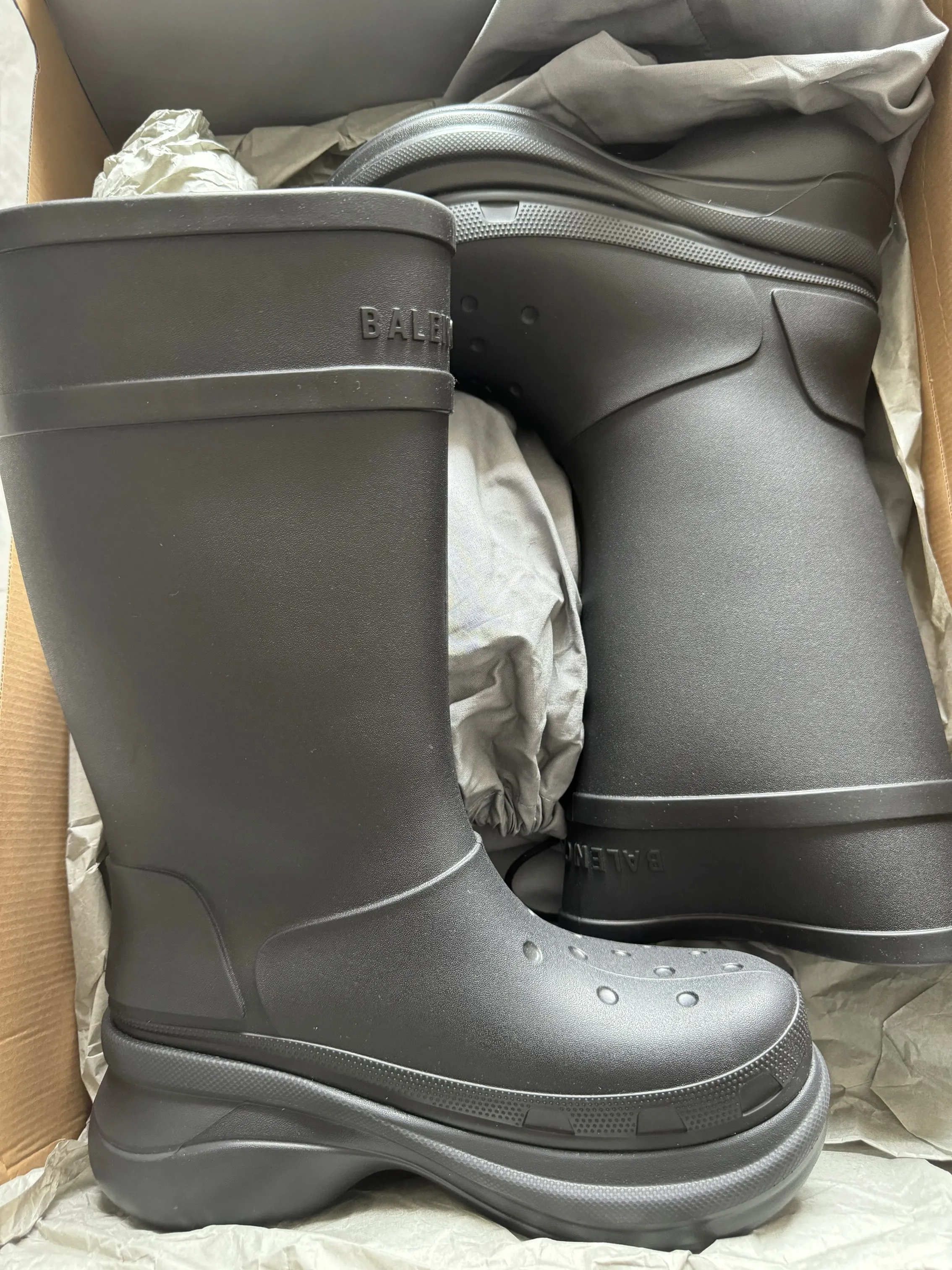 How to Spot Fake：Crocs Balenciaga Boots Authenticity Check 