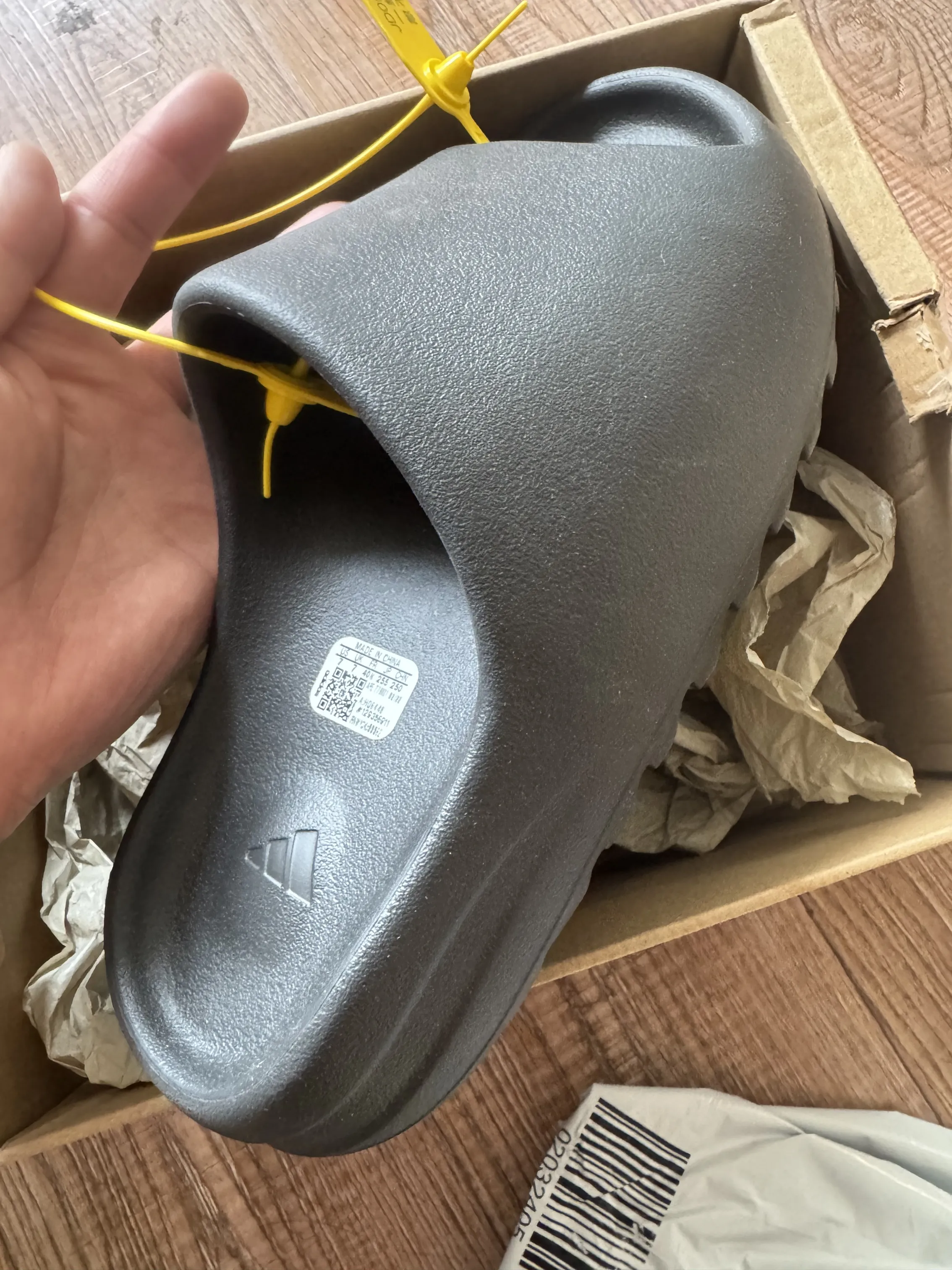 Real vs Fake：Yeezy Slides Sizing Reddit Authenticity Check (2025) - POIZON