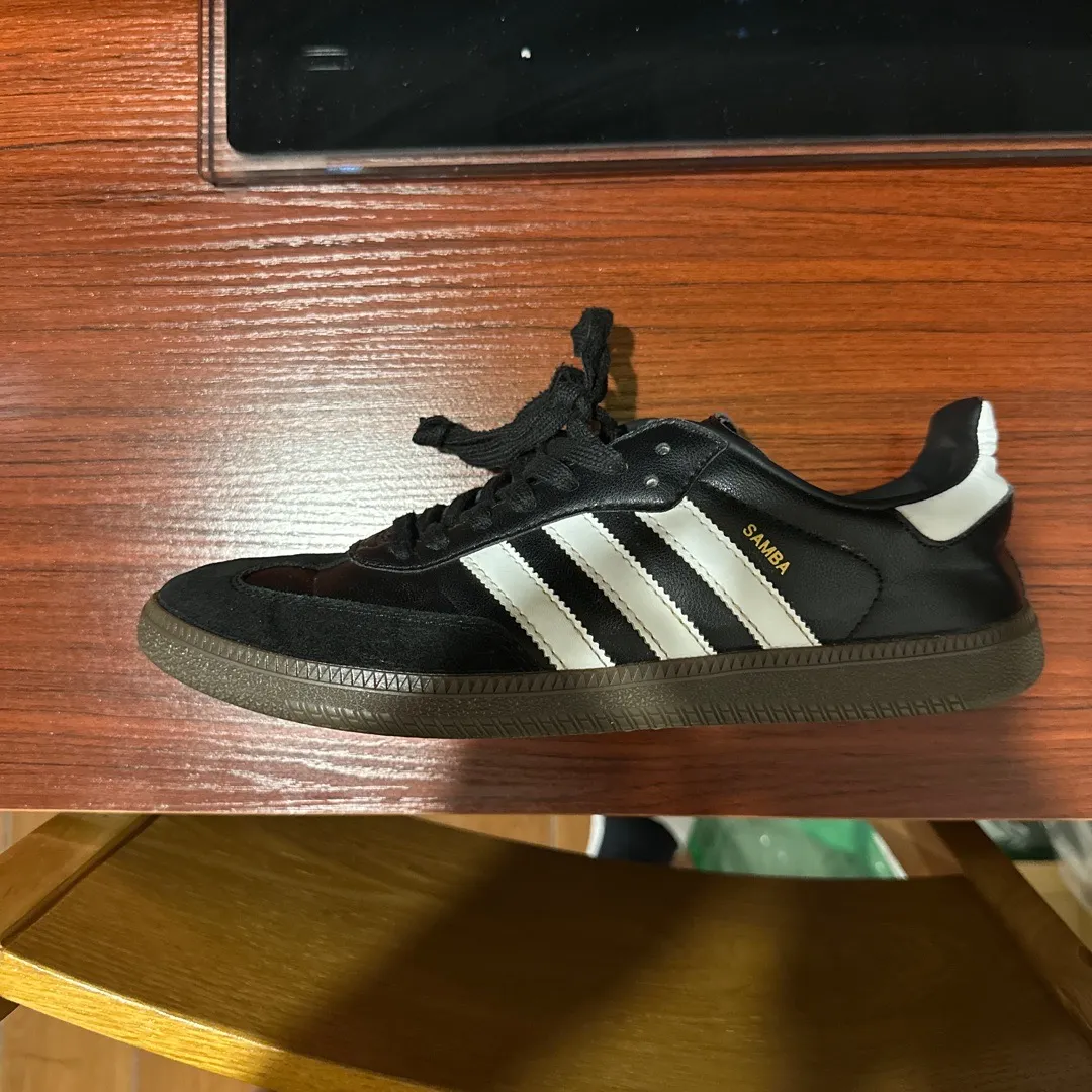 Adidas Men's Black and White SneakersReal vs Fake Guide - POIZON