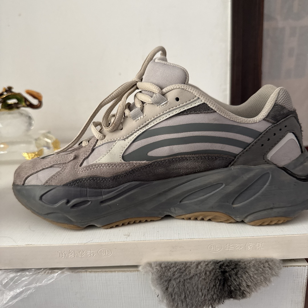 fake yeezy 700 v2