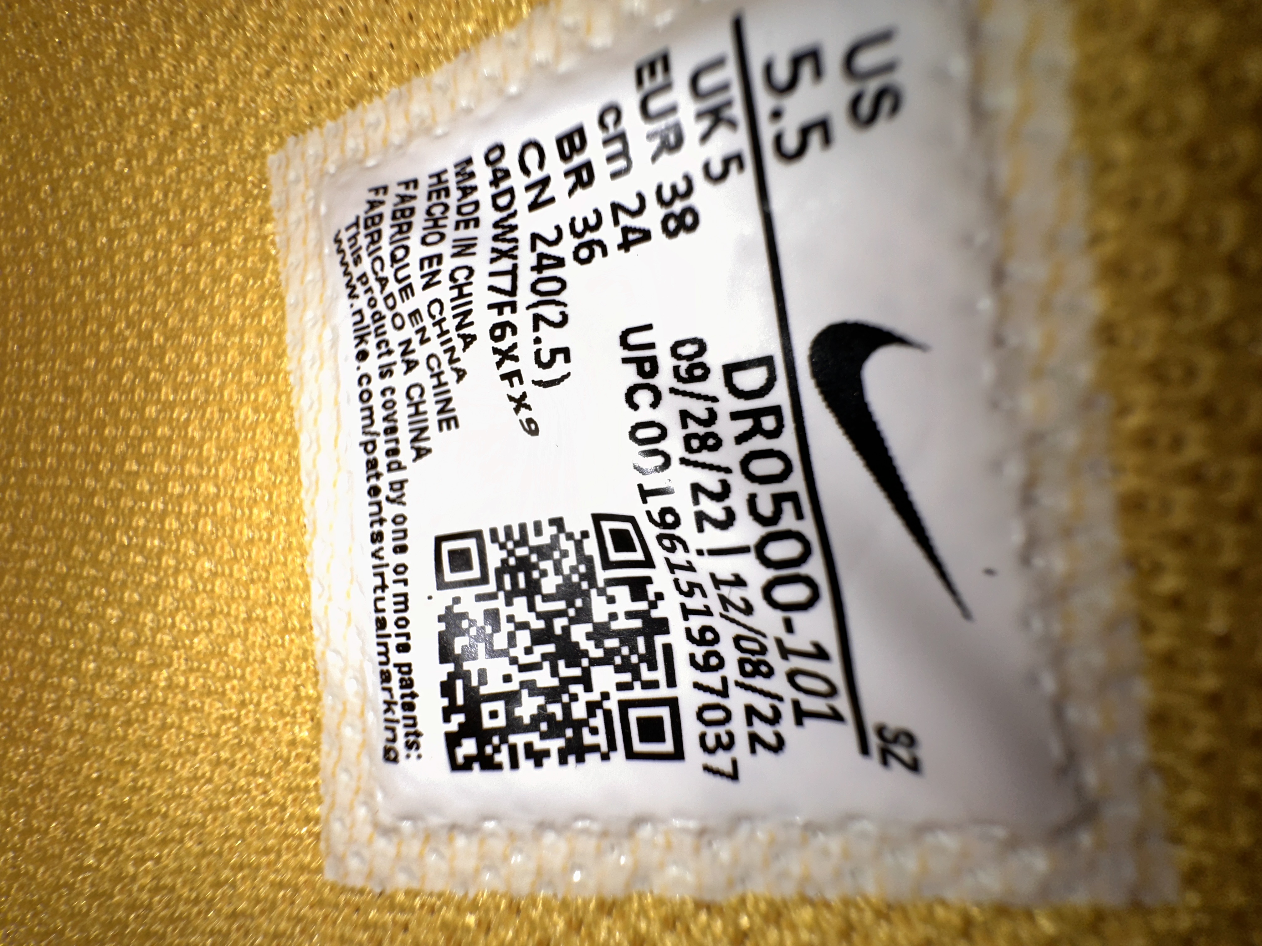 nike shoes with yellow tag