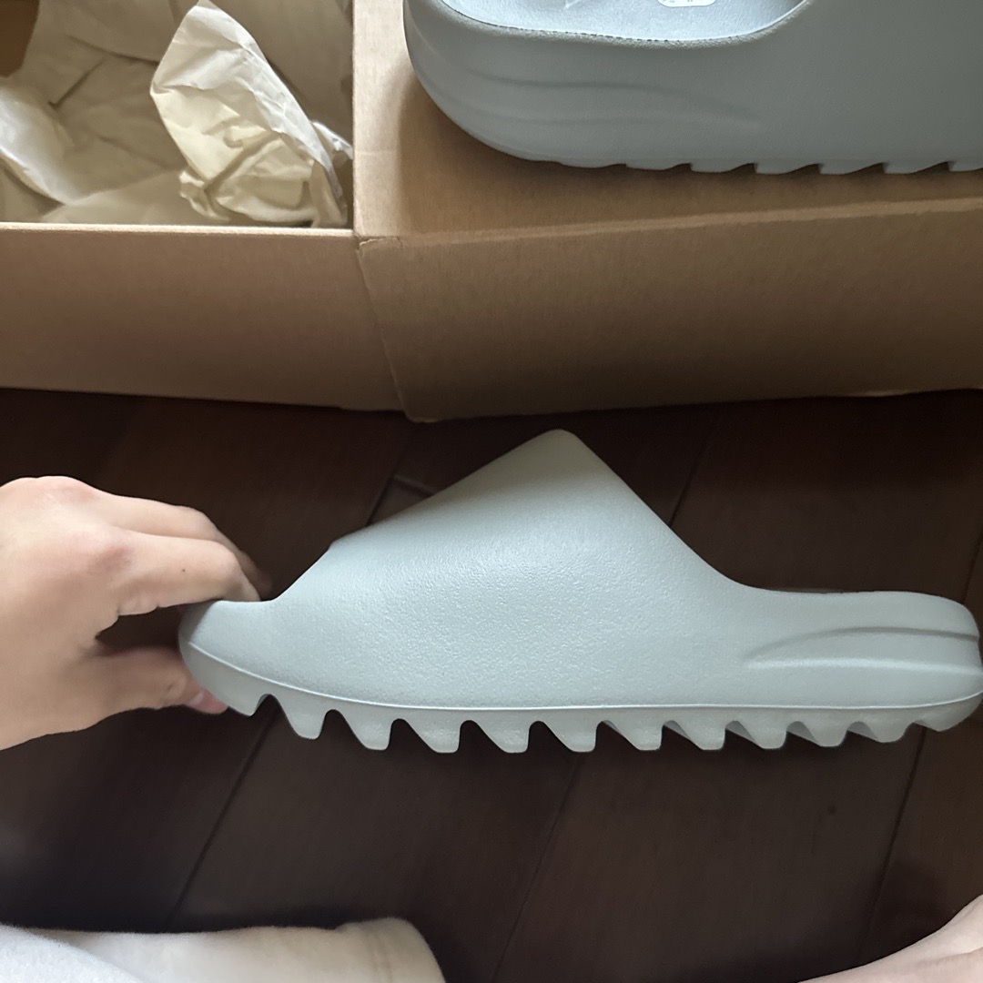 How to Legit Check：Yeezy Slides Look Alike (2025) - POIZON