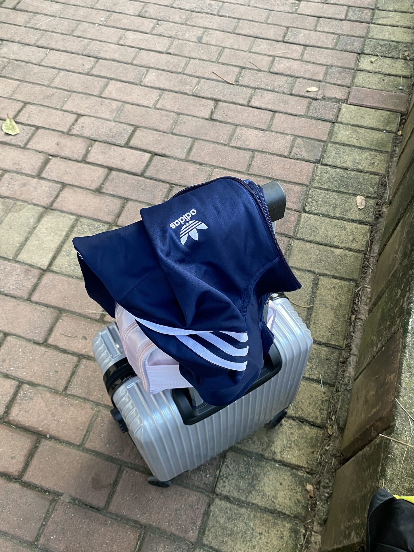 
因为本人比较喜欢藏青色衣柜里好多衣服都是藏青色的