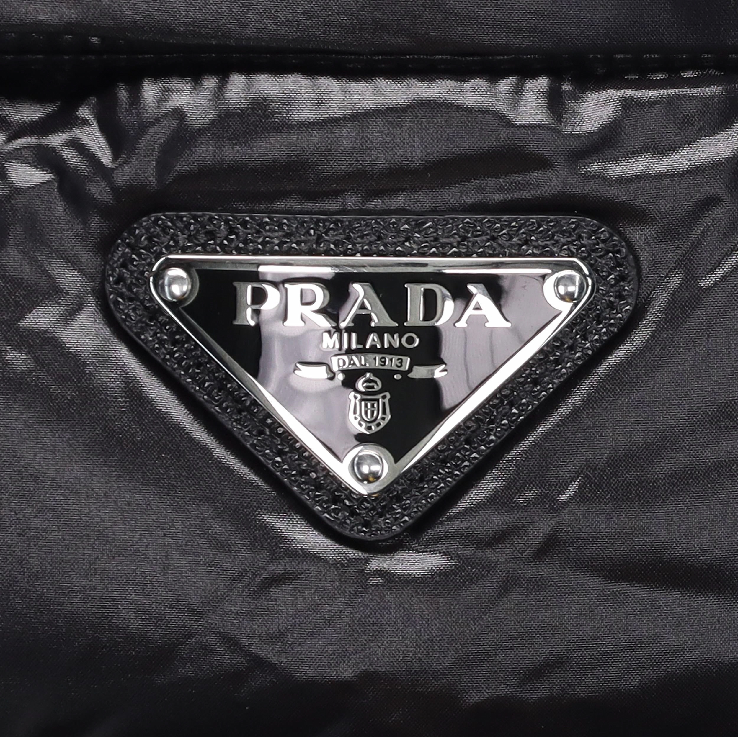 PRADA マキシ刺繍ロゴフーディー ランウェイ一点もの UJL24B PRADA マキシ刺繍ロゴフーディー ランウェイ一点もの UJL24B